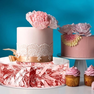 Detail eines befüllbaren runden Acryl-Tortenständers mit rosa Pailletten für Hochzeiten