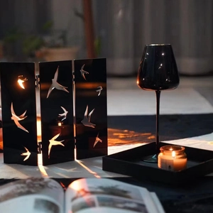 Paravento decorativo con sagoma di rondine e candeliere in vetro nero traslucido