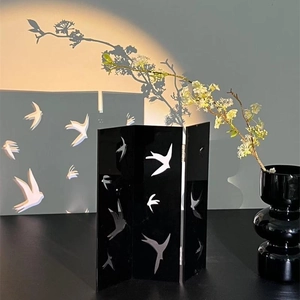 Paravento moderno in acrilico con proiezione di ombre di uccelli e vaso in ceramica