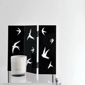 Paravento minimalista in acrilico nero con silhouette di rondine e candela