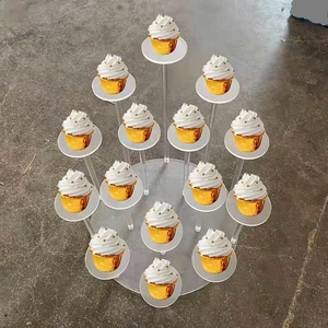 Dettaglio del supporto per cupcake in acrilico a 14 livelli con altezze diverse