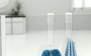 Vue détaillée de crochets en acrylique transparent pour portes de douche en verre