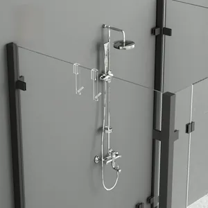 Crochets muraux en acrylique transparent sur une porte de douche en verre moderne
