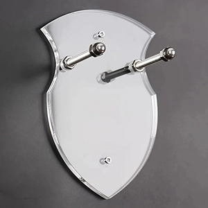 Wandmontierter transparenter Acryl-Schwertständer mit silbernen Metallbolzen