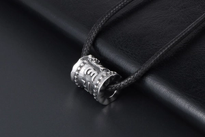 Détail du pendentif cylindre en acier inoxydable rétro avec caractères mantra en relief