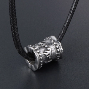 Collier cylindrique vintage en acier titane avec mantra bouddhiste et cordon noir tressé