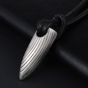 Pendentif balle industriel en acier brossé argenté avec cordon tressé noir