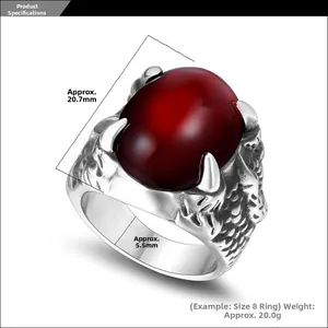 Détail de la bague griffe d'aigle punk rétro avec une grande pierre rouge ovale