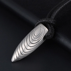 Collier pendentif balle en acier inoxydable vintage avec texture sur cuir noir