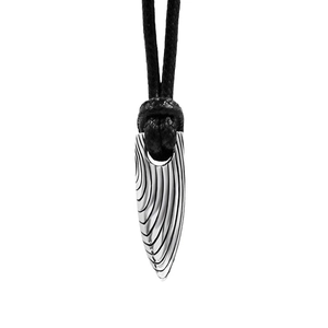 Pendentif balle en acier inoxydable poli avec textures spirales sur cordon noir