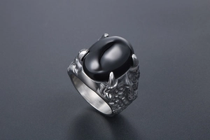 Vue rapprochée d'une bague griffe de dragon gothique avec une grande pierre noire