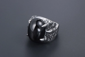 Détail de la bague griffe de dragon avec pierre noire et textures d'écailles