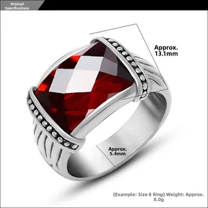 Détail d'une bague en acier titane pour homme avec une grande pierre rouge rectangulaire
