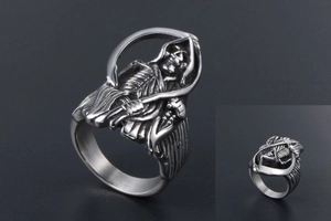 Detailansicht des Vintage Sensenmann-Rings mit schwarzem gotischen Metall-Finish