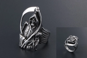 Detail eines Vintage-Titanstahlrings mit 3D-Sensenmann- und Sensen-Skulptur in Silber