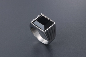 Dettaglio dell'anello da uomo in titanio con intarsio nero quadrato e finitura spazzolata