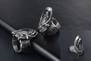 Nahaufnahme von Vintage-Silber-Sensenmann-Ring mit gotischen Sicheln und Flügeln