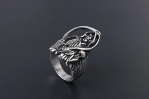 Makroaufnahme des Gothic-Sensenmann-Designs auf einem Vintage-Edelstahlring