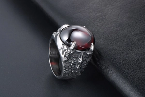 Vue détaillée de la bague griffe de dragon rétro avec un grand rubis ovale