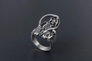 Detail des Vintage-Punk-Sensenmann-Reliefs auf Edelstahlring mit antikem Finish