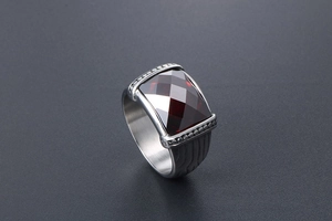 Détail d'une bague homme avec pierre rouge rectangulaire et texture d'écorce