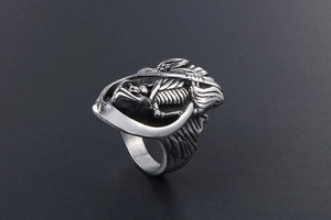Makro-Detail des Gothic-Sensenmann-Rings mit 3D-Totenkopf-Relief auf Edelstahl