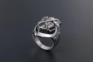 Detailliertes Relief des Sensenmanns auf Vintage-Titanstahlring im Gothic-Punk-Stil
