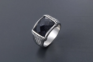 Gros plan détaillé d'une bague vintage en acier avec incrustation de grès bleu rectangulaire