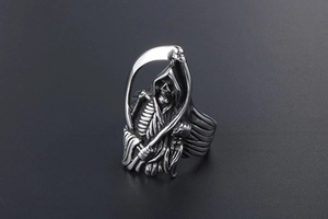 Detailreiches Gothic-Sensenmann-Relief auf einem Vintage-Silberring für Herren