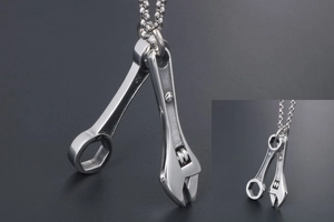Détail macro du collier avec pendentif clé industrielle en acier inoxydable poli