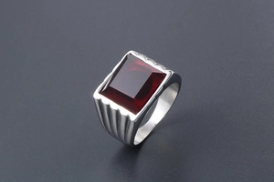 Macro di anello da uomo in acciaio inossidabile con rubino rosso rettangolare