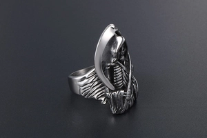 Detaillierte Nahaufnahme von Vintage Stahlring mit Totenkopf und Sensenmann Relief
