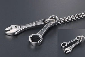 Détail macro de pendentifs double clé en acier titane argenté avec chaîne fine