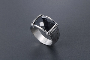 Vue détaillée d'une bague vintage pour homme en argent avec grès noir rectangulaire