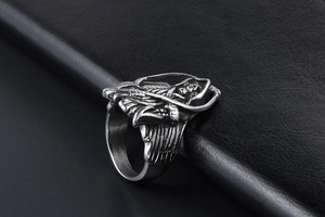 Nahaufnahme des gotischen Totenkopfrings mit silberner Textur auf schwarzem Leder