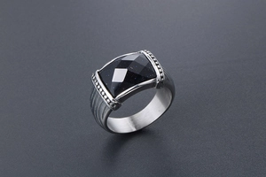 Détail de la bague homme en titane avec grès bleu rectangulaire et texture vintage