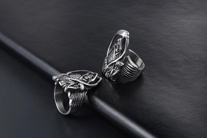 Makroansicht gotischer Sensenmann-Ringe mit Skelettdetails aus oxidiertem Edelstahl
