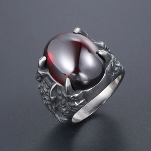 Bague griffe de dragon gothique avec une grande pierre ovale rouge et texture d'écailles