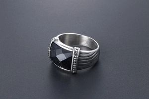 Détail macro d'une bague pour homme en acier inoxydable avec pierre étoilée bleue