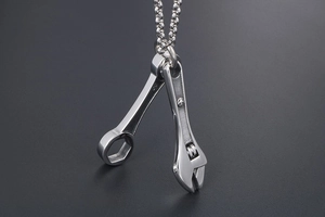 Vue détaillée de pendentifs clés hip-hop industriels sur un collier à perles