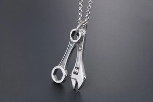 Détail du pendentif clé à molette hip-hop en acier argenté avec gravures réalistes