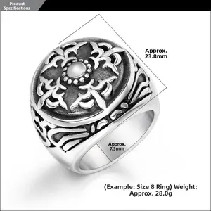 Vue détaillée montrant les dimensions et les motifs en relief sur la bague en acier