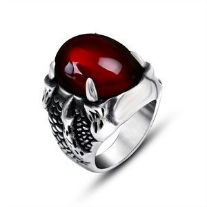 Bague griffe de dragon rétro avec pierre rouge ovale et anneau texturé argent