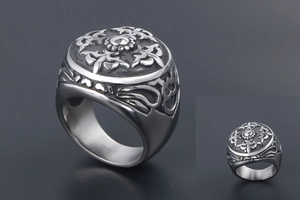 Détail d'une bague chevalière vintage avec motif mandala en relief et acier vieilli