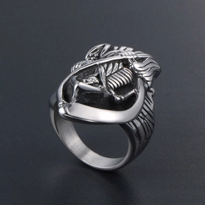 Gotischer Totenkopf Ring aus Edelstahl mit Vintage-Finish und Sensenmann-Relief