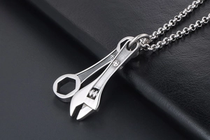 Vue rapprochée de pendentifs clés à molette argentés hip-hop sur fond en cuir noir