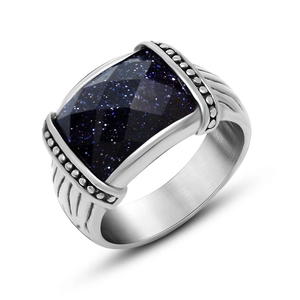 Bague en acier titane brossé avec grès bleu rectangulaire et détails cloutés sur les côtés