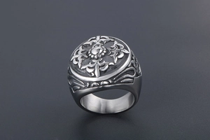 Gros plan de bague en acier vintage avec motifs médiévaux gravés de style industriel