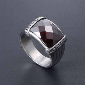 Bague chevalière homme en acier inoxydable argenté avec cristal rouge rectangulaire massif