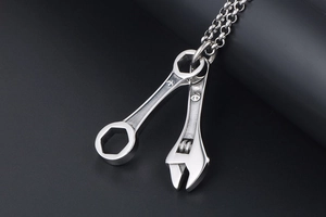 Détail du pendentif clé à molette hip hop avec gravure fine sur chaîne en acier inox